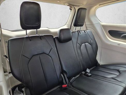 Used 2023 Chrysler Pacifica Touring-L FWD image 16