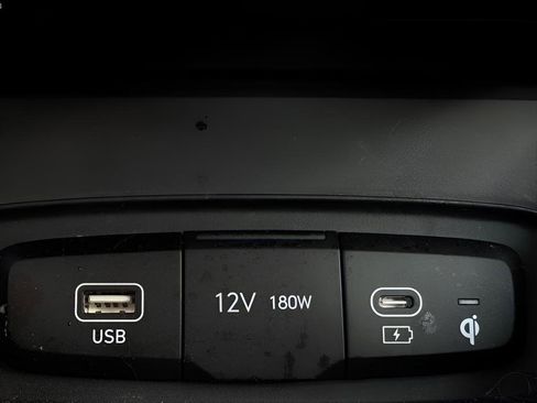 Used 2024 Hyundai Venue Limited FWD image 32