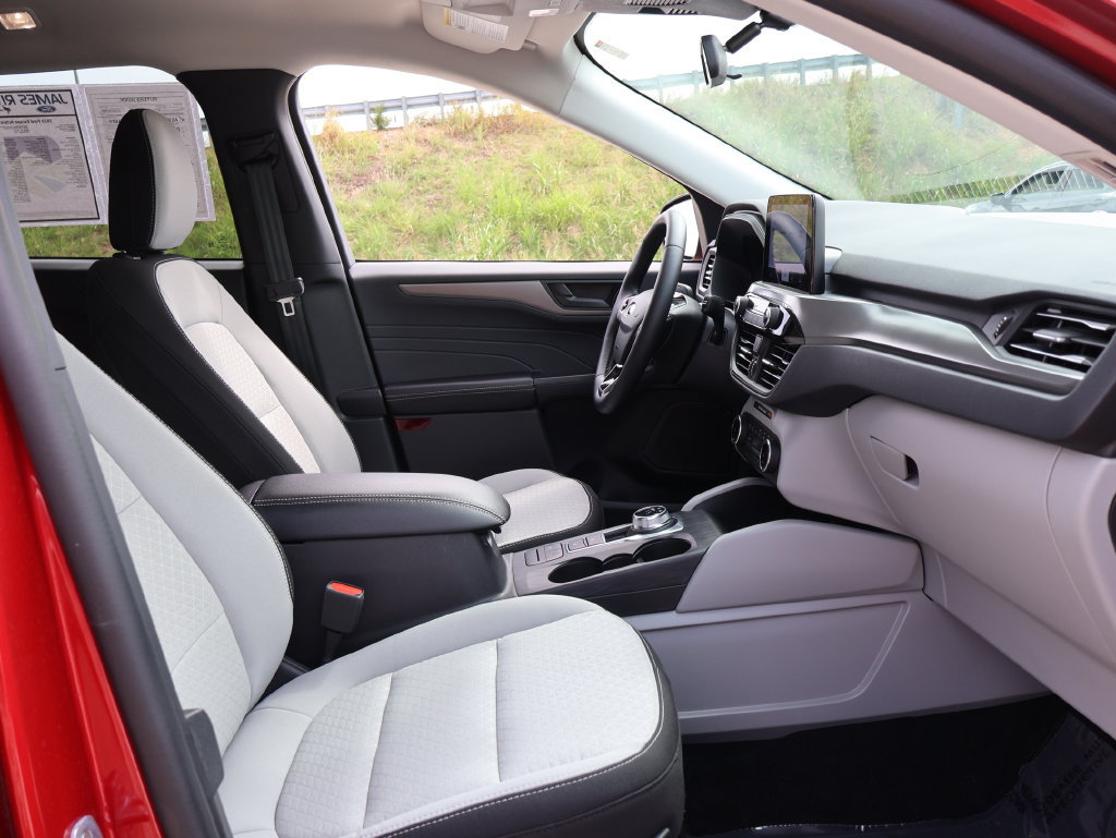 Certified 2025 Ford Escape Active w/ Cold Weather Package FWD image 9