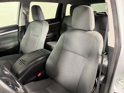 Used 2018 Toyota Highlander LE FWD image 11