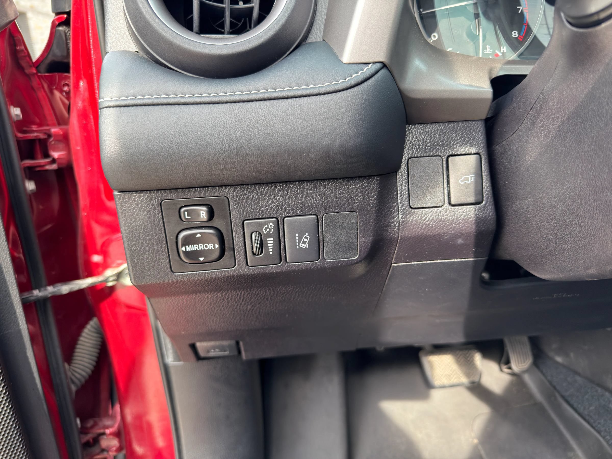 Used 2018 Toyota RAV4 XLE FWD image 13
