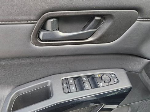 Used 2024 Nissan Pathfinder SV image 21