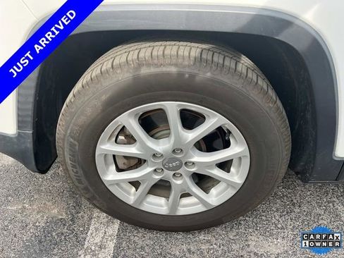 Used 2016 Jeep Cherokee Sport FWD image 8