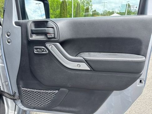 Used 2015 Jeep Wrangler Unlimited Rubicon AWD/4WD image 24