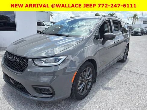 Used 2023 Chrysler Pacifica Touring-L w/ Road Tripper Package FWD image 2