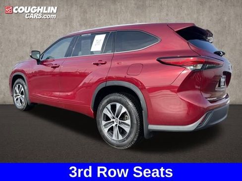 Used 2022 Toyota Highlander XLE image 3