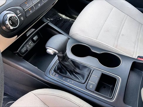 Used 2019 Kia Sorento LX image 16