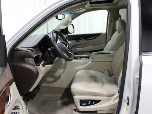 Used 2016 Cadillac Escalade Luxury AWD/4WD image 3