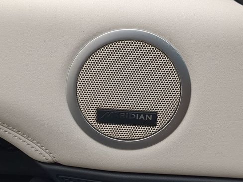 Used 2025 Land Rover Discovery S image 31