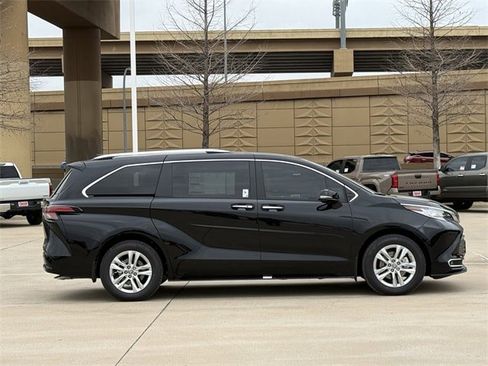 New 2026 Toyota Sienna Limited image 3