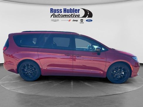 Used 2025 Chrysler Pacifica Limited w/ Trailer Tow Group FWD image 7