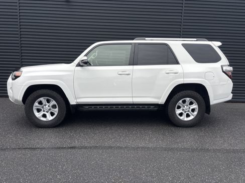 Used 2020 Toyota 4Runner SR5 Premium w/ Moonroof Package AWD/4WD image 19