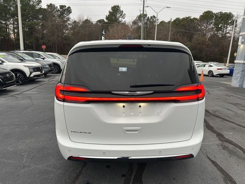 Used 2025 Chrysler Pacifica Select FWD image 6