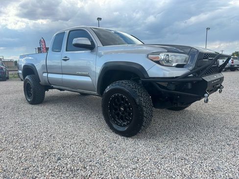 Used 2016 Toyota Tacoma TRD Off-Road AWD/4WD image 1