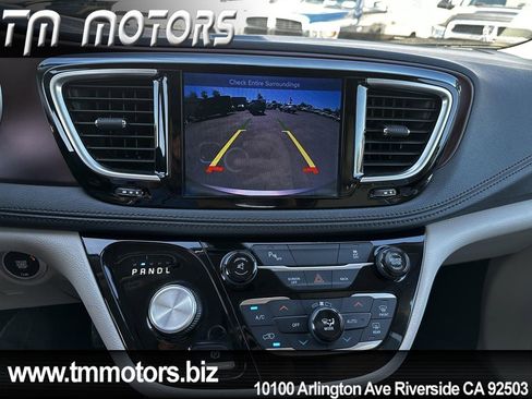 Used 2017 Chrysler Pacifica Limited w/ UConnect Theater Package FWD image 14