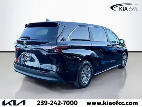 Used 2025 Toyota Sienna LE image 5