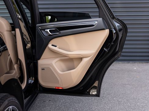 Certified 2025 Porsche Macan AWD/4WD image 29