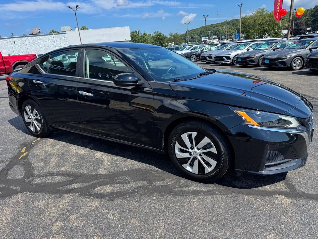 Used 2024 Nissan Altima 2.5 S FWD image 3