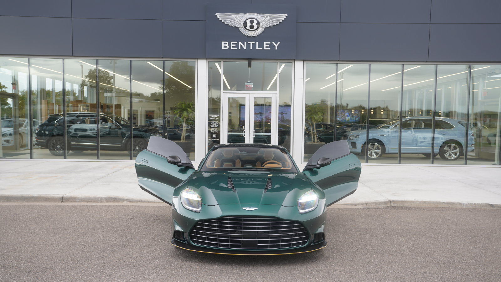 Used 2025 Aston Martin Vanquish RWD image 25