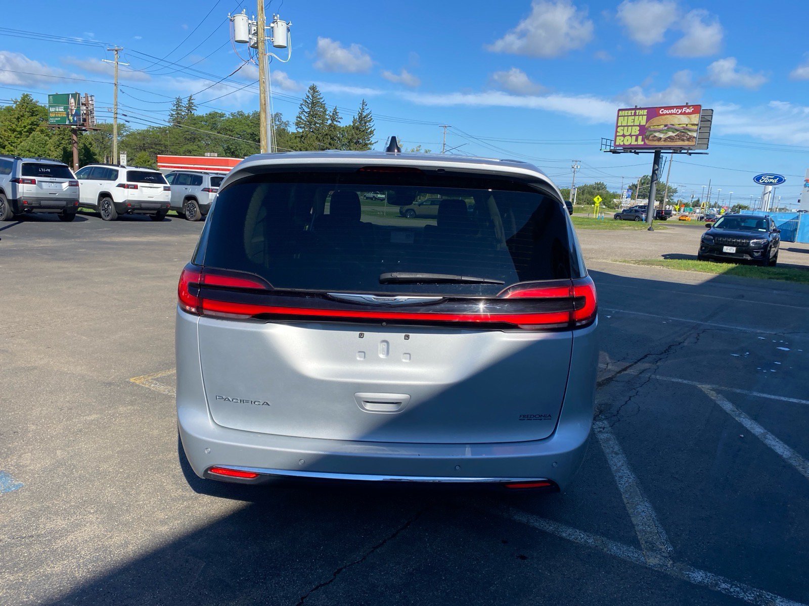 Used 2023 Chrysler Pacifica Touring-L FWD image 4