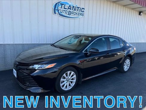 Used 2020 Toyota Camry LE image 1