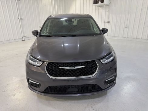 Used 2023 Chrysler Pacifica Touring-L image 8