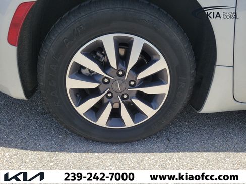 Used 2023 Chrysler Pacifica Touring-L FWD image 9