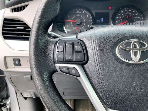 Used 2017 Toyota Sienna L FWD image 23