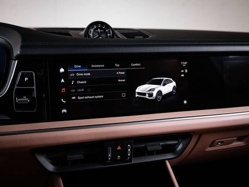 Certified 2024 Porsche Cayenne Turbo AWD/4WD image 18