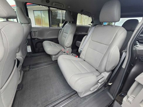 Used 2017 Toyota Sienna XLE w/ XLE Navigation Package FWD image 17