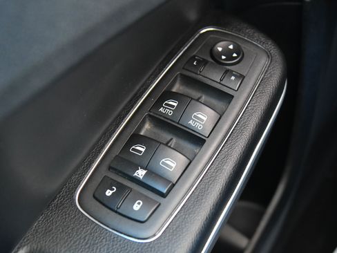 Used 2022 Chrysler 300 Touring w/ Sport Appearance Package image 31