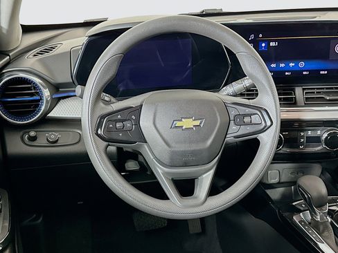 Used 2025 Chevrolet Trax LT image 18