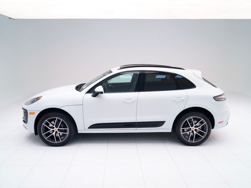 Certified 2026 Porsche Macan AWD/4WD image 2