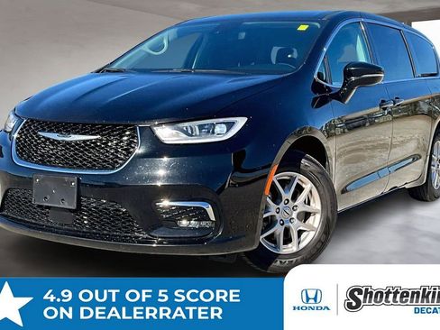 Used 2024 Chrysler Pacifica Touring-L image 1