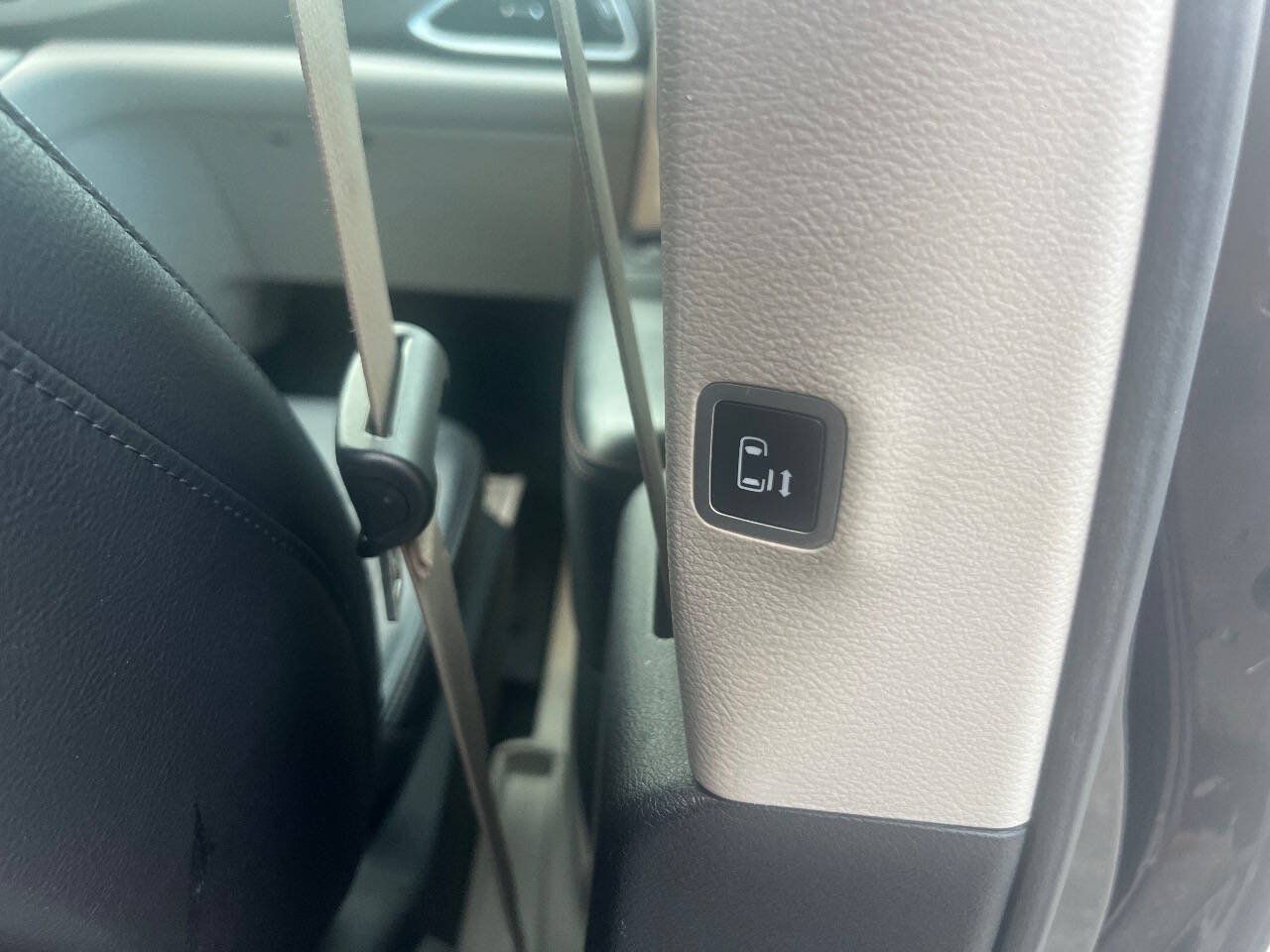 Used 2020 Chrysler Pacifica Touring-L FWD image 16