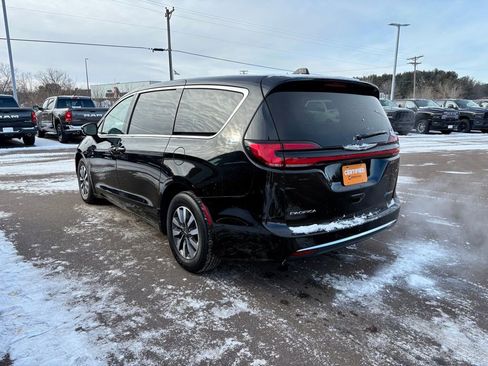 Certified 2024 Chrysler Pacifica Limited FWD image 3