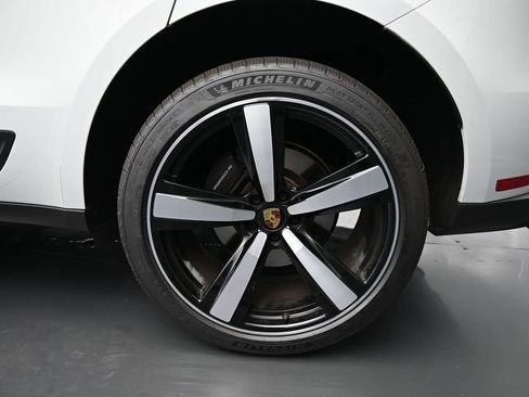 Certified 2025 Porsche Macan AWD/4WD image 9
