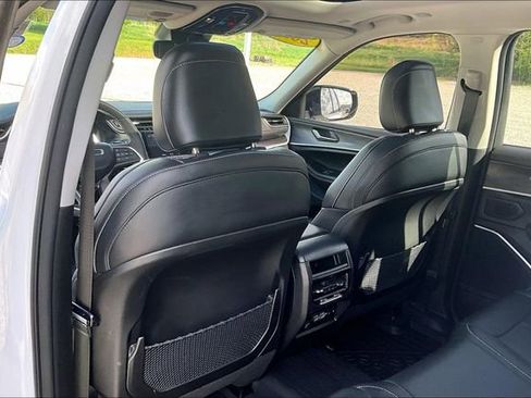 Used 2023 Jeep Grand Cherokee Limited w/ Black Appearance Package image 36