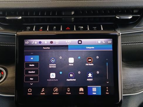 Used 2025 Jeep Grand Cherokee Limited w/ Luxury Tech Group II RWD image 8