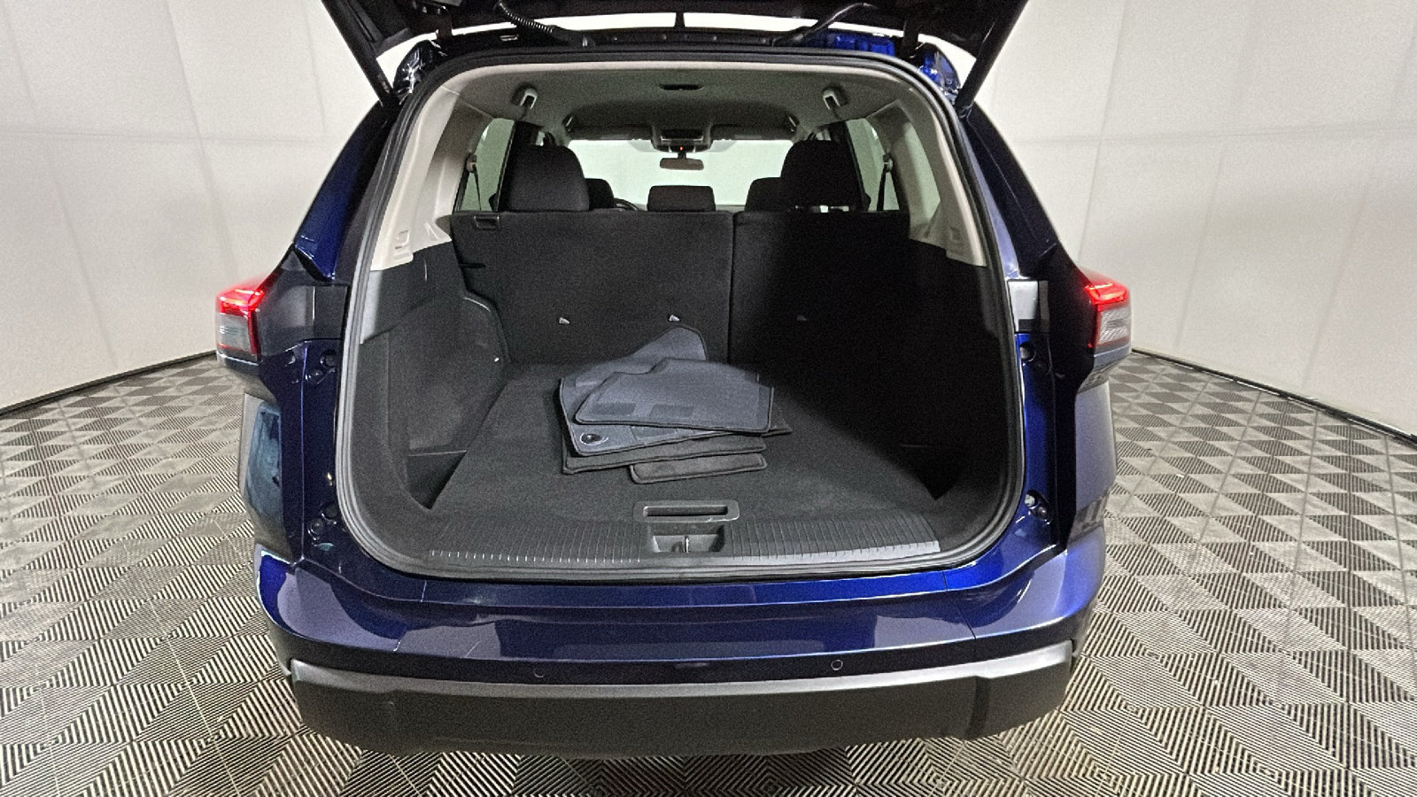 Used 2025 Nissan Rogue SV FWD image 32