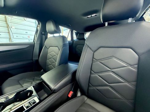 Used 2025 Volkswagen Atlas Cross Sport SE image 37