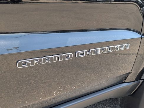 Used 2018 Jeep Grand Cherokee Limited AWD/4WD image 16