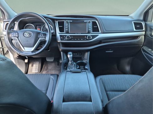Used 2018 Toyota Highlander Plus FWD image 27
