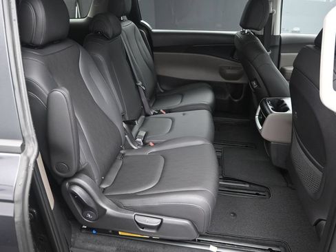 New 2026 Kia Carnival LXS FWD image 34