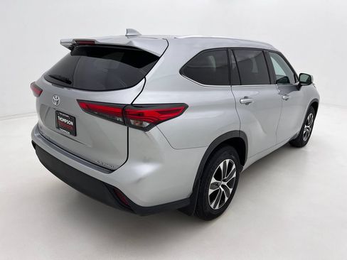 Used 2021 Toyota Highlander XLE AWD/4WD image 7
