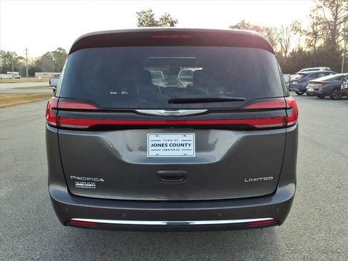 Used 2023 Chrysler Pacifica Limited image 3