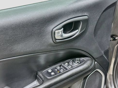 Used 2019 Jeep Compass Latitude FWD image 16
