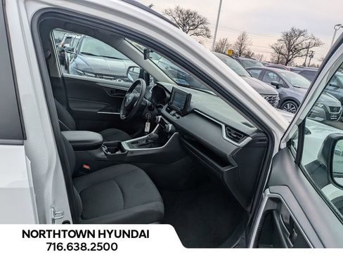 Used 2021 Toyota RAV4 LE image 33