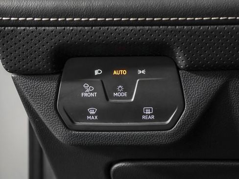 Used 2024 Volkswagen Atlas Cross Sport SE image 25