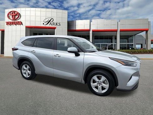 Used 2025 Toyota Highlander LE FWD image 1